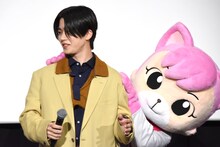 木全翔也（左）の背後から顔を出すにゃっきい（右）。