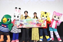 「映画しまじろう『ミラクルじまの なないろカーネーション』」完成披露上映会の様子。左からとりっぴい、みみりん、木全翔也、May J.、しまじろう、にゃっきい。