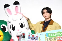 みみりん（左）の頭をなでる木全翔也（右）。