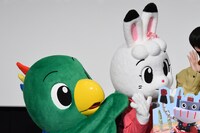 みみりん（右）にちょっかいを出すとりっぴい（左）。