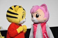 見つめ合うしまじろう（左）とにゃっきい（右）。