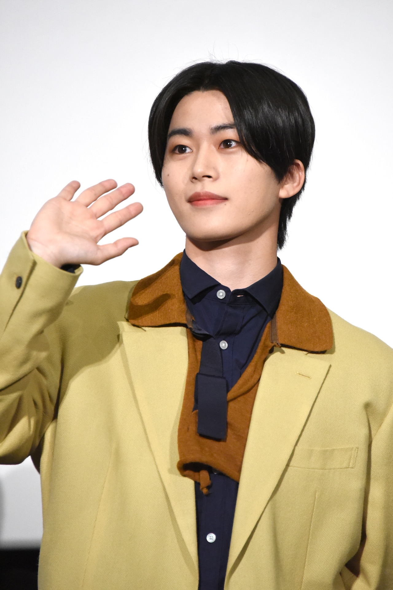 観客に手を振る木全翔也。 - JO1木全翔也、しまじろうとロボロボダンス