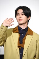 観客に手を振る木全翔也。