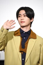 観客に手を振る木全翔也。