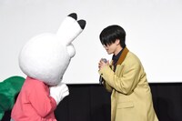 去り際に、みみりん（左）に挨拶をする木全翔也（右）。