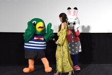 みみりん（右）ととりっぴい（左）に手を振るMay J.（中央）。