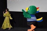 May J.（左）を追いかけるとりっぴい（右）。