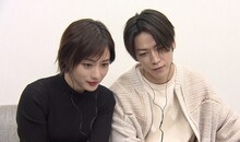 「Destiny」スペシャルPR映像を視聴する石原さとみ（左）と亀梨和也（右）。