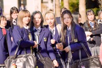 左から「恋わずらいのエリー」に出演するNiziUのRIKU、RIO、MAYUKA、MAYA。