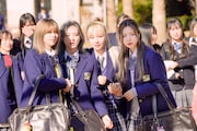 左から「恋わずらいのエリー」に出演するNiziUのRIKU、RIO、MAYUKA、MAYA。