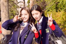 「恋わずらいのエリー」に出演するNiziUのMAKO（左）とRIMA（右）。