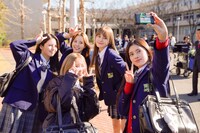 「恋わずらいのエリー」に出演するNiziUメンバー。