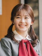 西園寺茉莉役の久間田琳加。