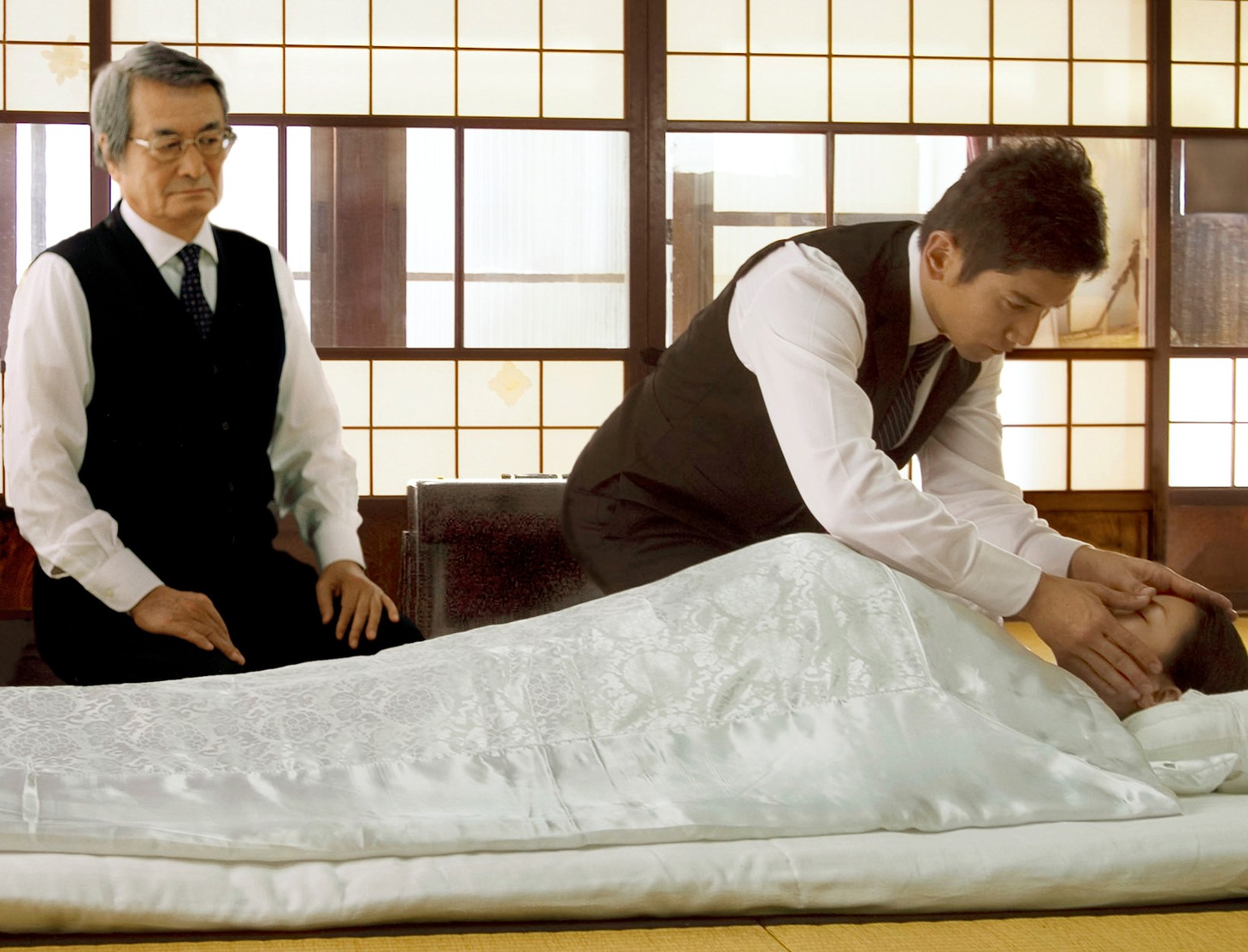 「おくりびと」場面写真 (c)2008 映画「おくりびと」製作委員会