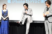 アクセルを踏むカットについて話す賀来賢人（中央）と、加藤小夏（左）、小澤征悦（右）。