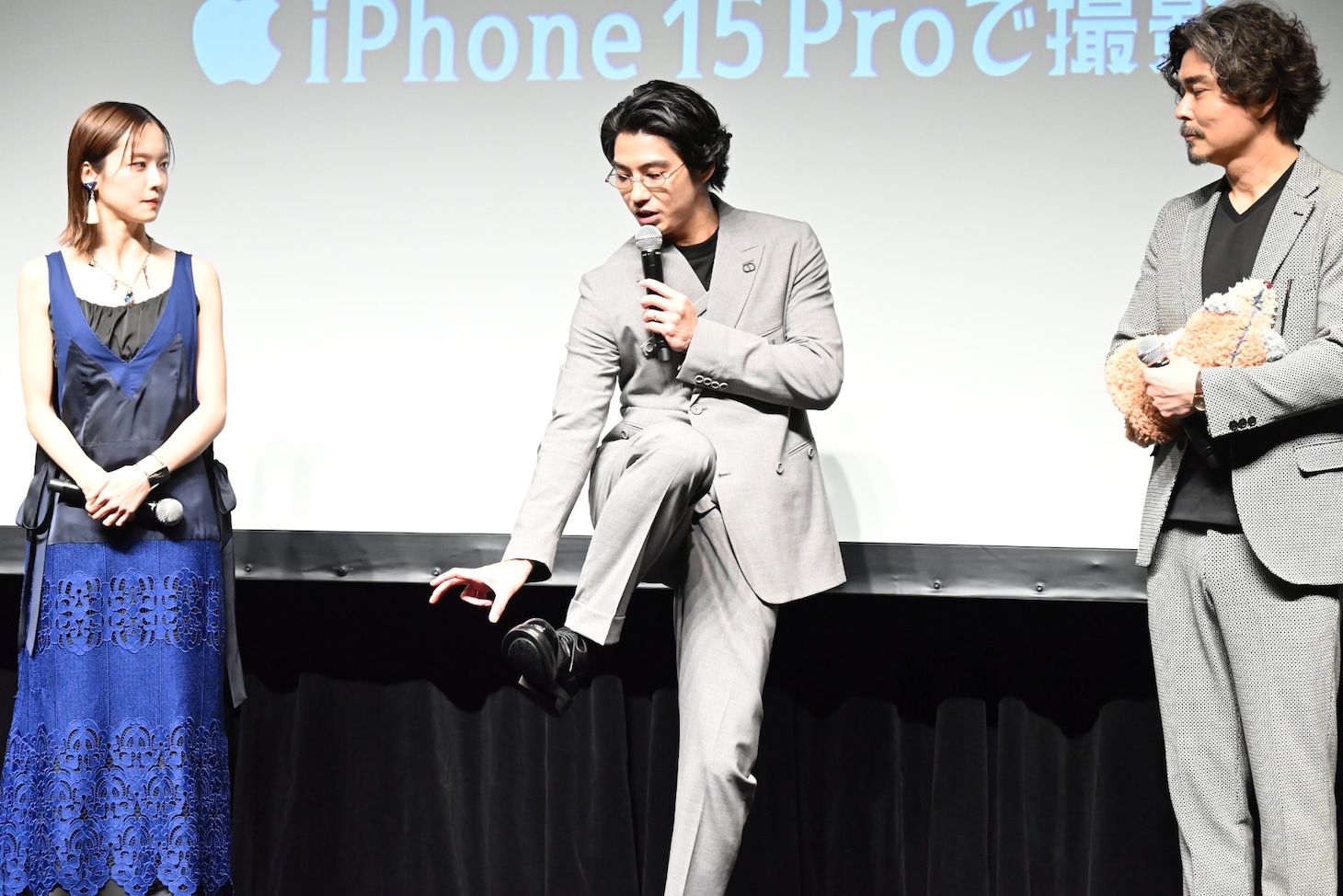 アクセルを踏むカットについて話す賀来賢人（中央）と、加藤小夏（左）、小澤征悦（右）。