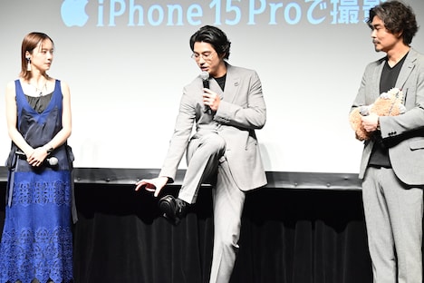 アクセルを踏むカットについて話す賀来賢人（中央）と、加藤小夏（左）、小澤征悦（右）。