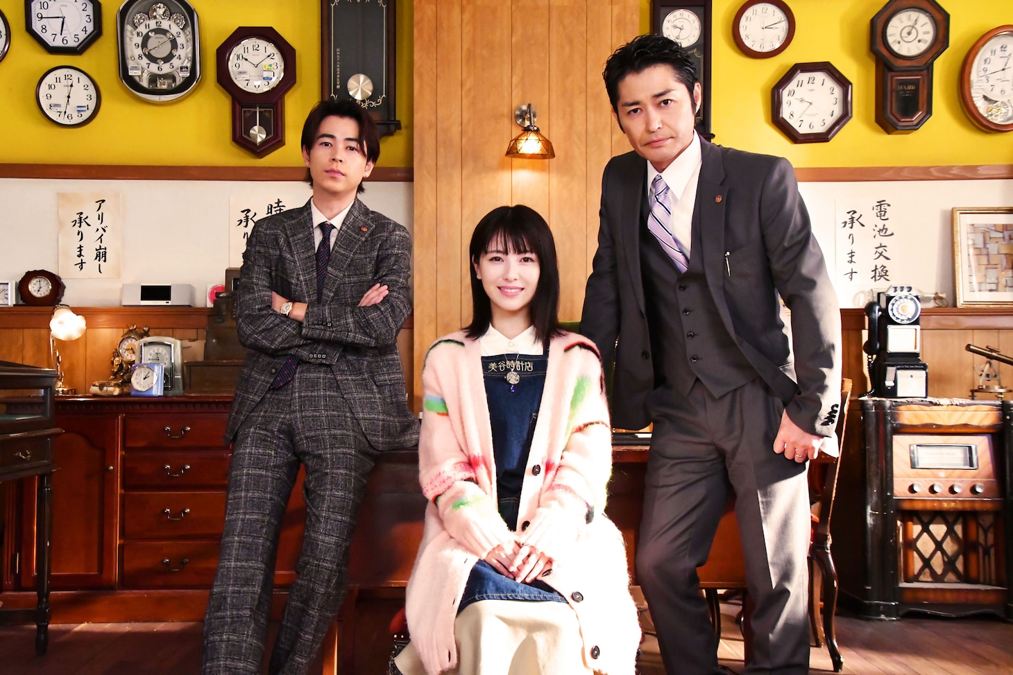 ドラマ「アリバイ崩し承りますスペシャル」キャスト。左から成田凌、浜辺美波、安田顕。