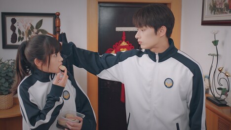 中国ドラマ「独占おとぎ話」より、左からジャン・ミアオイー（張淼怡）演じるシアオ・トゥー、JUN（SEVENTEEN）演じるリン・チャオ。