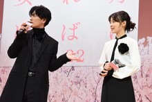 左から佐藤健、森七菜。