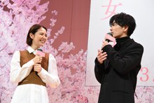 左から長澤まさみ、佐藤健。