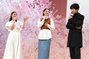左からともさかりえ、長澤まさみ、佐藤健。