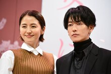 左から長澤まさみ、佐藤健。