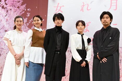 「四月になれば彼女は」完成披露試写会の様子。左からともさかりえ、長澤まさみ、佐藤健、森七菜、山田智和。