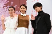 左からともさかりえ、長澤まさみ、佐藤健。
