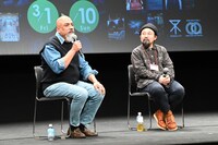 左から司会のサニー・フランシス、山下敦弘。