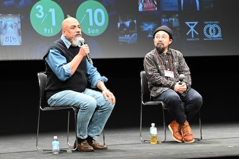 左から司会のサニー・フランシス、山下敦弘。