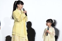 麻生久美子（左）と池村碧彩（右）。