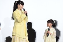 麻生久美子（左）と池村碧彩（右）。