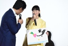 堺雅人（左）に絵の上手さを褒められる麻生久美子（右）。