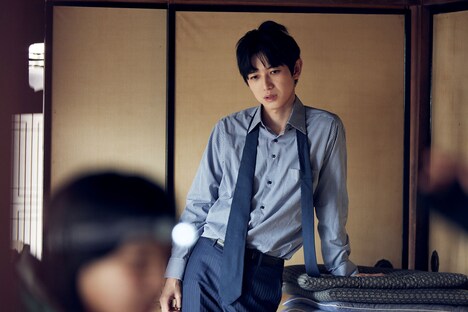 「姪のメイ 冬キャンプ編」より、本郷奏多演じる小津高一郎。