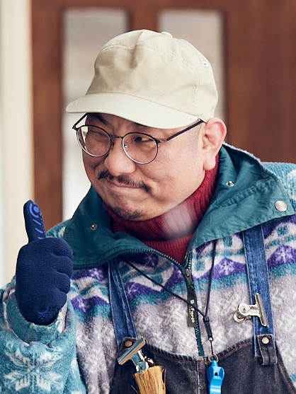 街裏ぴんく演じるキャンプ場のスタッフ・西畑章三。