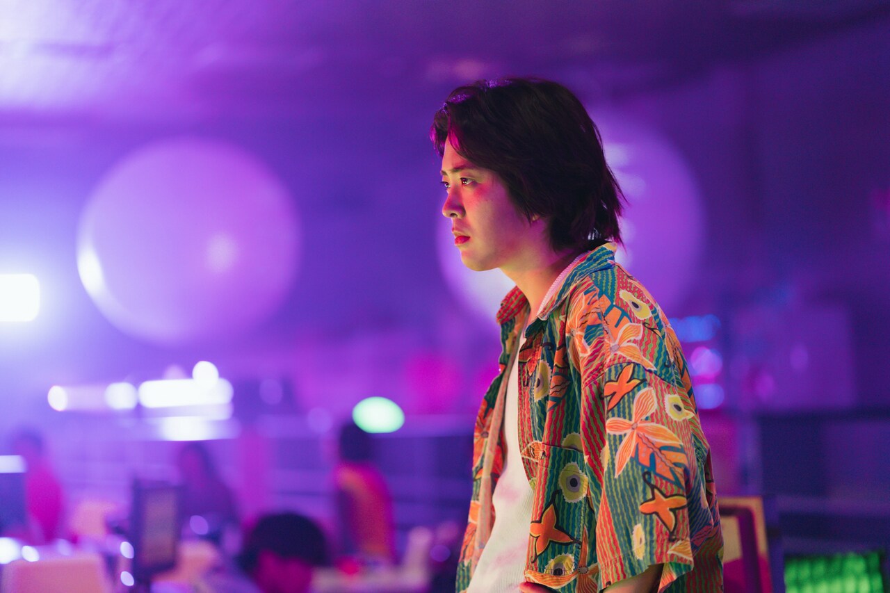 「ペナルティループ」若葉竜也が意味深にどこか見つめる、新たな場面写真が到着