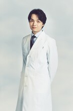 綾野楓役の岡山天音。