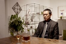 贈人演じる八王会の組員・岩崎稔。荒くれ集団を束ねて誘拐事件を実行する。