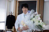 ドラマ「グレイトギフト」クランクアップセレモニーに参加した佐々木蔵之介。