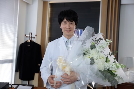 ドラマ「グレイトギフト」クランクアップセレモニーに参加した佐々木蔵之介。