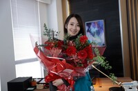 ドラマ「グレイトギフト」クランクアップセレモニーに参加した波瑠。