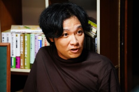 ドラマ「十角館の殺人」場面写真。青木崇高演じる島田潔。