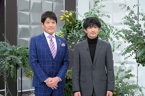 左から林修、津田健次郎。