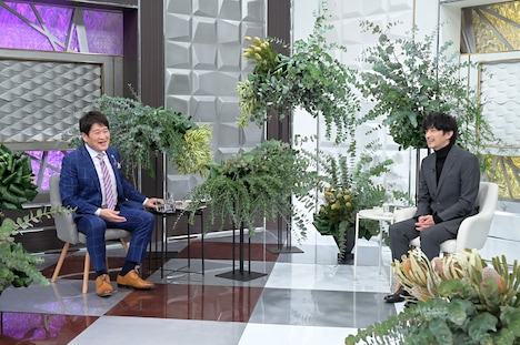 左から林修、津田健次郎。