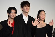 左から羽村仁成、岡田将生、黒木華。