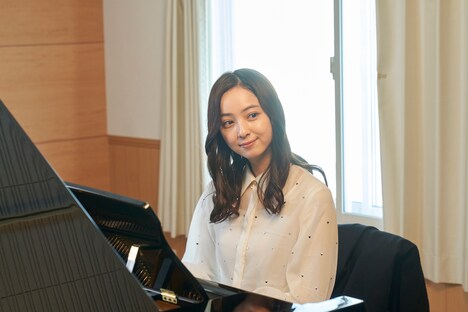 稲葉愛役の佐々木希。