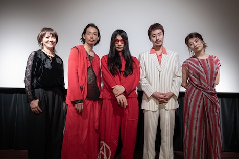 左から小泉今日子、森山未來、マヒトゥ・ザ・ピーポー、富田健太郎、さとうほなみ。
