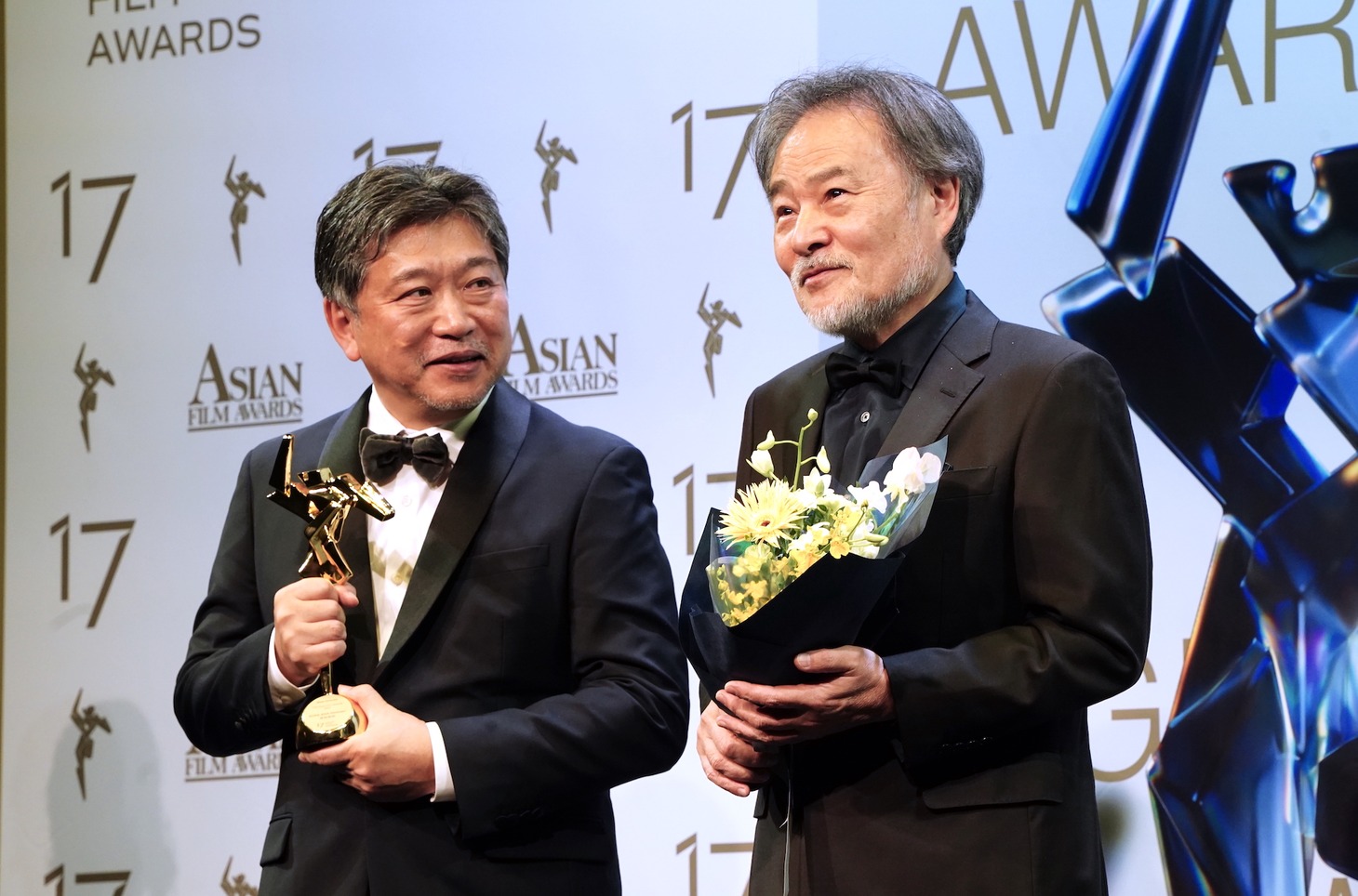 左から「怪物」で監督賞を受賞した是枝裕和、審査委員長として監督賞のプレゼンターを務めた黒沢清。