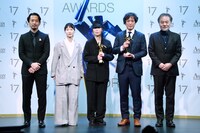 左から「悪は存在しない」撮影の北川喜雄、編集の山崎梓、企画・音楽を担った石橋英子、プロデューサーの高田聡。審査委員長の黒沢清（右端）がプレゼンターを務めた。